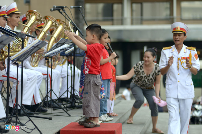 Cậu bé 6 tuổi chỉ huy dàn nhạc ở hè phố Sài Gòn